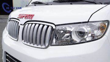 Logo đổi mới màu đỏ từ xe tải van SRM X30 V2 2 chỗ