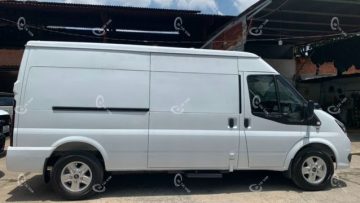 Van Ford Transit chở hàng