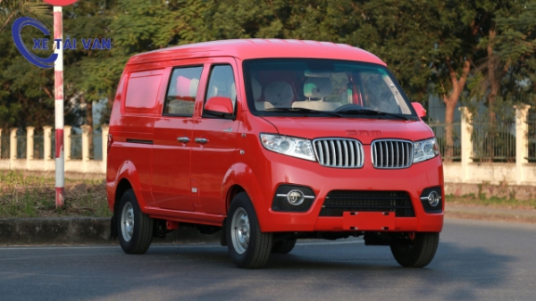 Xe tải van SRM X30 5 chỗ phong cách thể thao màu đỏ