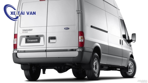 Xe tải van Ford Transit 3 chỗ ngồi trang bị động cơ mạnh mẽ