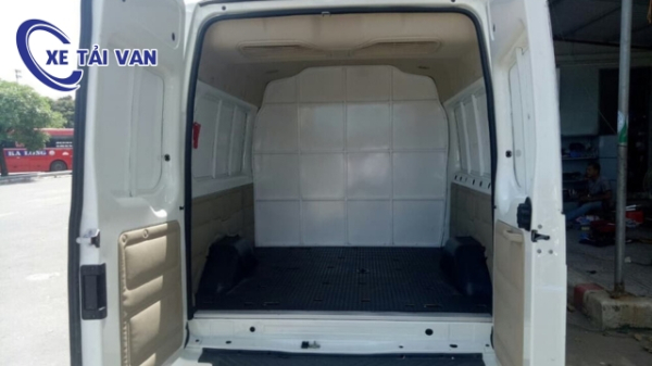 Khoang chứa hàng rộng rãi của xe tải van Ford Transit 6 chỗ ngồi