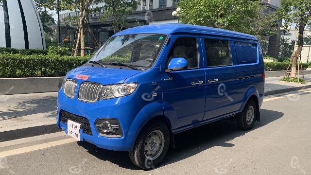Xe tải van SRM X30i 5 chỗ màu xanh dương