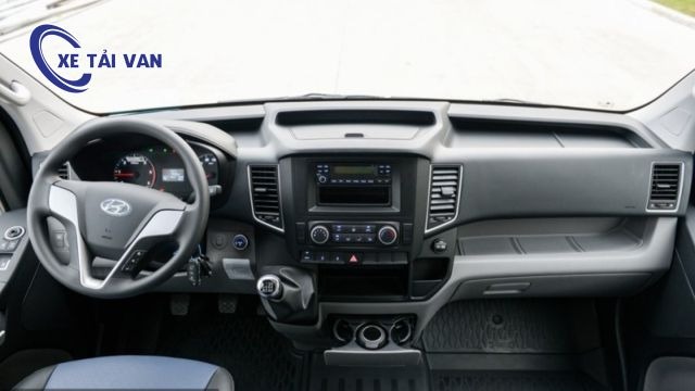 Bên trong vô lăng xe tải van 3 chỗ Hyundai Solati