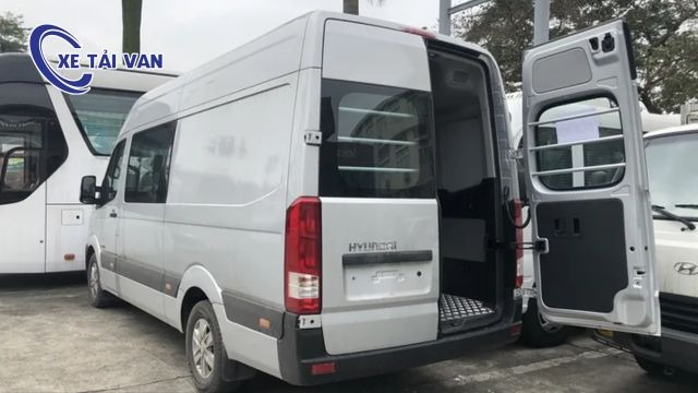 Phía sau xe tải van Hyundai Solati 3 chỗ